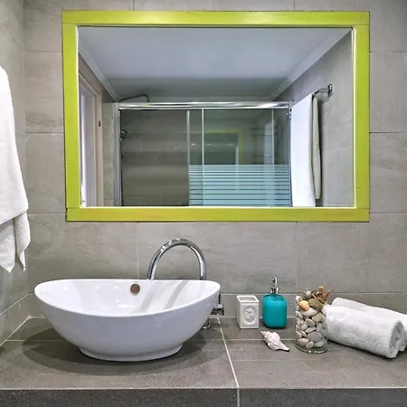 Colors In - House For 6 People In The Of Paros Nyaraló Náusza