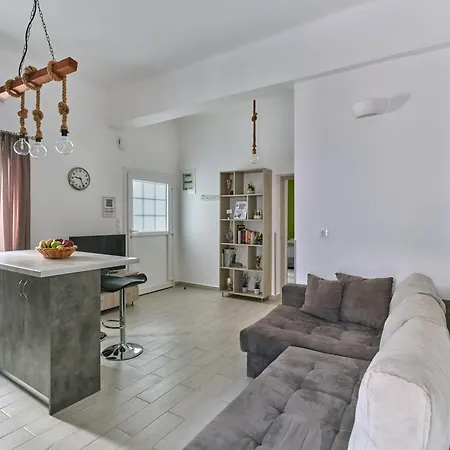 Colors In - House For 6 People In The Of Paros *